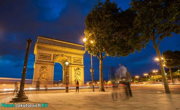 Триумфальная арка находится на площади Шарля де Голля 