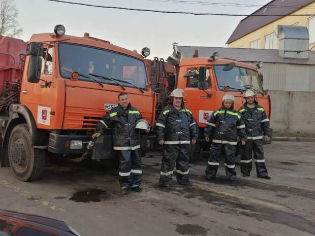 Добровольцы«с огоньком»: волонтеры помогают пожарным и спасателям