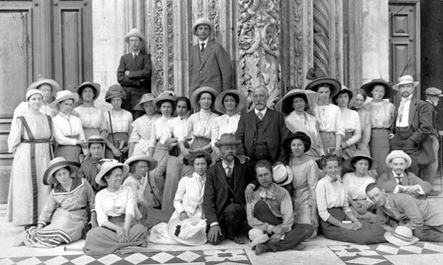 Фото И.М. Гревса вместе со слушательницами ВЖК и студентами Санкт-Петербургского Императорского университета на экскурсии по Италии (Флоренциия,1912 г.)