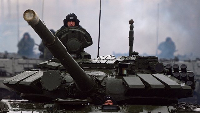 Военнослужащие на танке Т-72. Архивное фото Военнослужащие на танке Т-72. Архивное фото