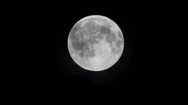 Астроном США разглядел возле Луны НЛО с выхлопной трубой