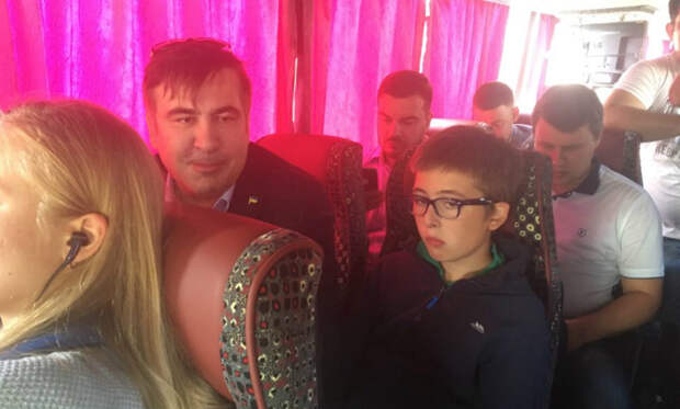 Не мытьем, так катаньем: изгнанный из поезда Саакашвили решил ехать на Украину автобусом 
