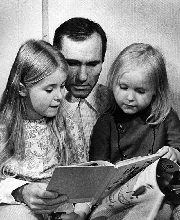 Василий Шукшин с дочерьми семья, слушают, фото