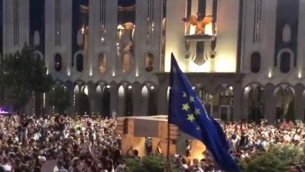 Жители Тбилиси порвали на куски флаг ЕС после срыва ЛГБТ-парада