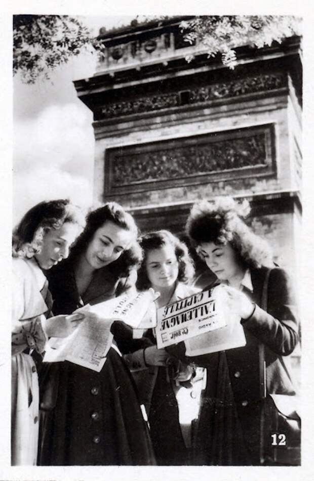 Girls reading newspapers, Paris, 1945
