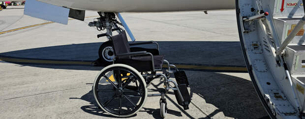 Пассажир не выжил после падения с инвалидной коляски во время посадки в самолет