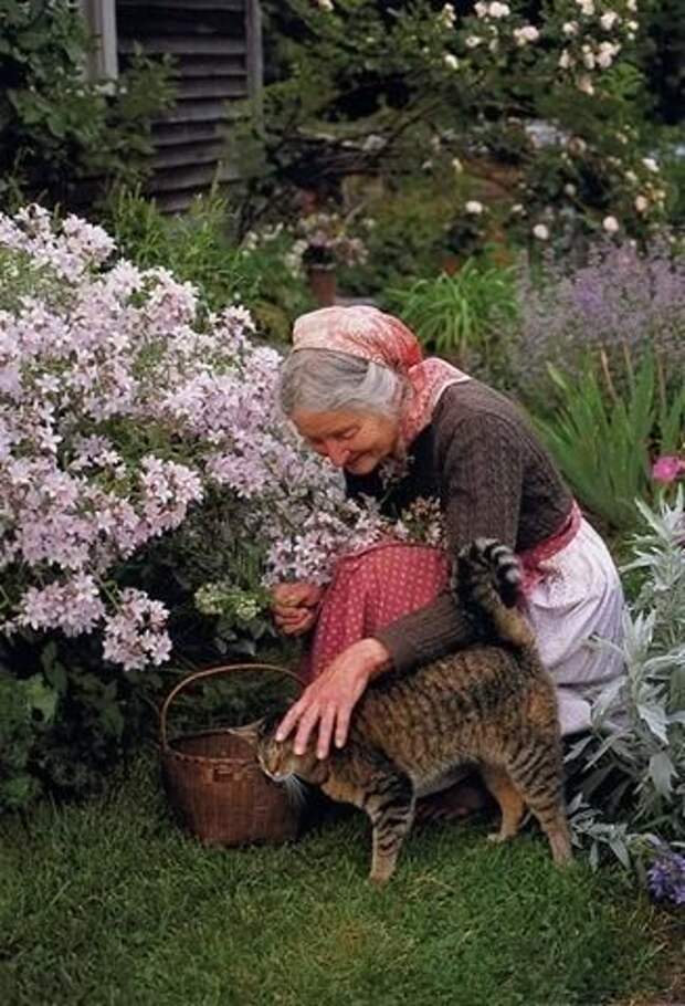 Sweet Little Old Lady in her Garden with her Kitty Cat. Could be me in a couple of years! HA! FROM: Я в саду! Заходите! - Ярмарка Мастеров - ручная работа, handmade