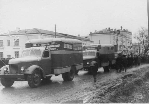 Неизвестно где сделана эта фотография. Но на ней фургоны на шасси грузовиков ЗИС-150 во время демонстрации.