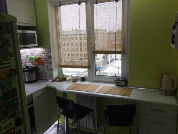 Оригинальный дизайн кухни в 5,2 кв. м., где подоконник заменили столешницей, чтобы уместить все необходимое. | Фото: onashem.mediasole.ru.