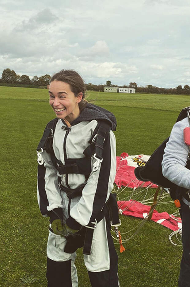 Эмилия Кларк прыгнула с парашютом в свой день рождения