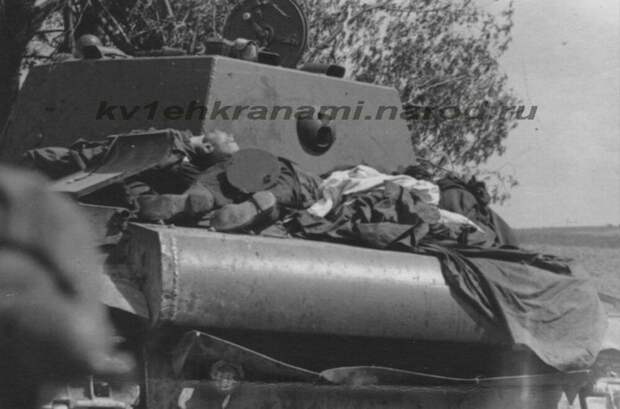 2. Погибший в бою на дороге Зельва-Волковыск экипаж КВ-1 6-го мк.Видна простреленная командирская фуражка.Конец июня 1941 г.;