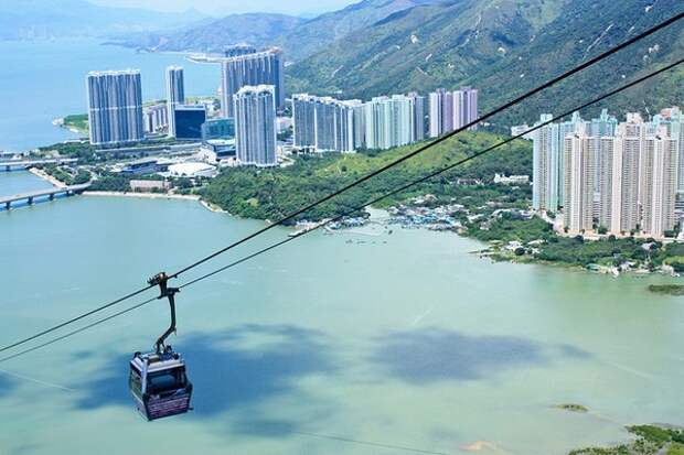 Стеклянный пол в кабинках канатной дороги Ngong Ping 360 Стеклянный пол в кабинках канатной дороги Ngong Ping 360