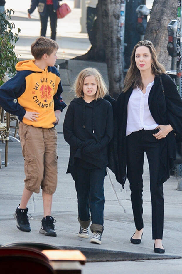 Анджелина Джоли с дочерями Шайло (слева) и Вивьен (в центре)
