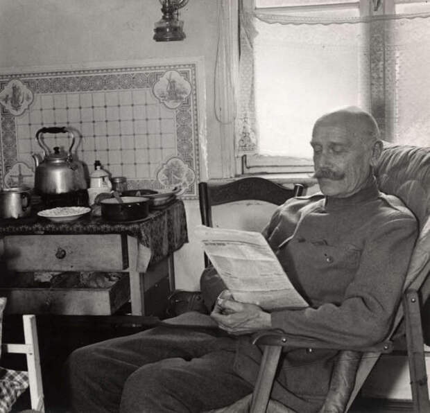 Бывший генерал Неровинский в эмиграции работающий поваром в одном из ресторанов в Берлине. Германия, 1930 год.