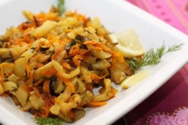 Тушеные кабачки с морковью и зеленью