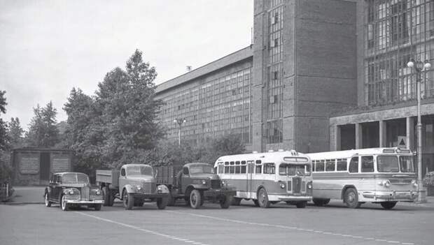 Продукция выпускаемая Московским автомобильным заводом им. Сталина, 1956 год.