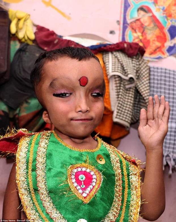 Как признается сам ребенок, он счастлив, что его считают божеством Ганеша, индия, мальчик