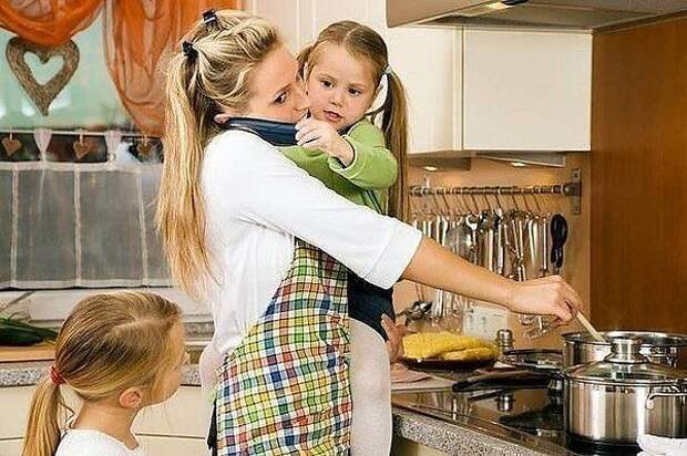 Картинки по запросу женщина на кухне с детьми