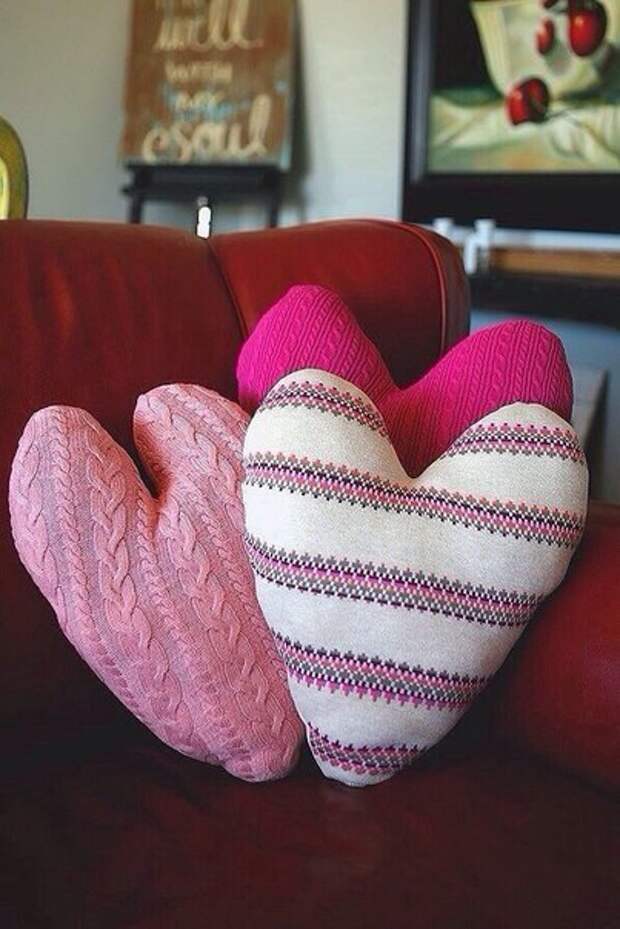 Милые подушки из старых свитеров