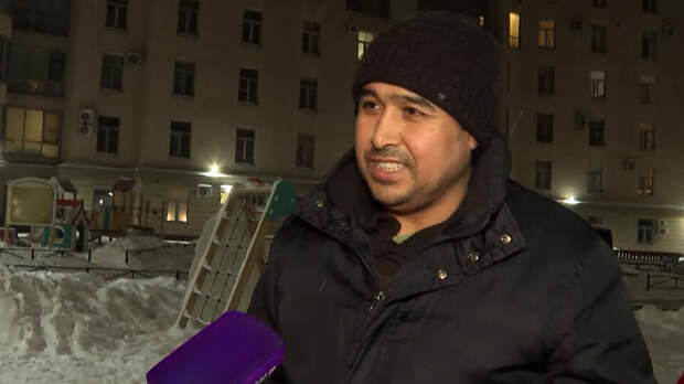 Спасший ребенка в Петербурге дворник получил награду