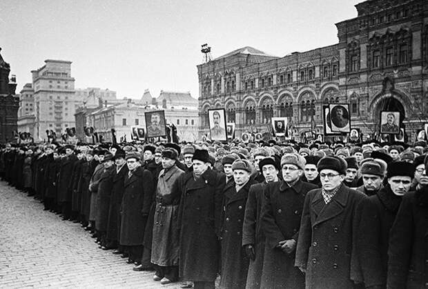 Похороны секретаря ЦК КПСС Иосифа Сталина на Красной площади. Трудящиеся столицы на траурном митинге