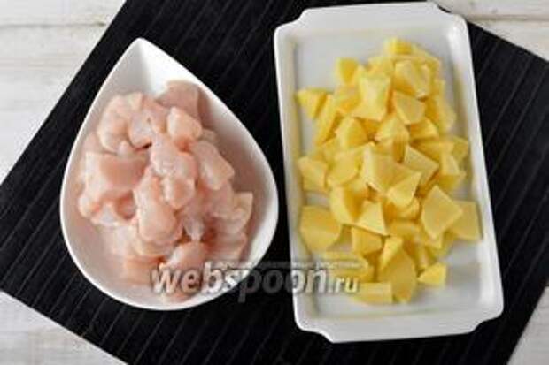 Куриное филе (300 г) промыть и нарезать небольшими кусочками. Картофель (100 г) очистить, промыть и нарезать небольшими кусочками. Опустить филе и картофель в кипящую воду с солью (1 ст. л.).