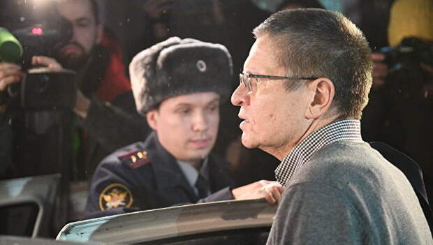 Экс-министр экономического развития Алексей Улюкаев у Замоскворецкого суда после слушаний по его делу. 4 декабря 2017 Экс-министр экономического развития Алексей Улюкаев у Замоскворецкого суда после слушаний по его делу. 4 декабря 2017