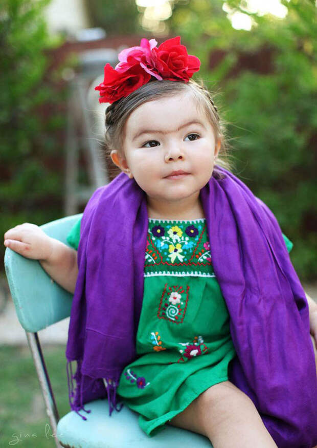 Артистичная 2-летняя малышка примеряет различные костюмы