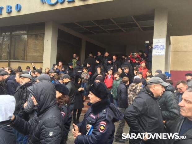 Полиция спасла Навального от жителей Саратова