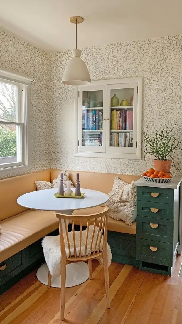Привет из прошлого? 6 интерьеров со стильными кухонными уголками