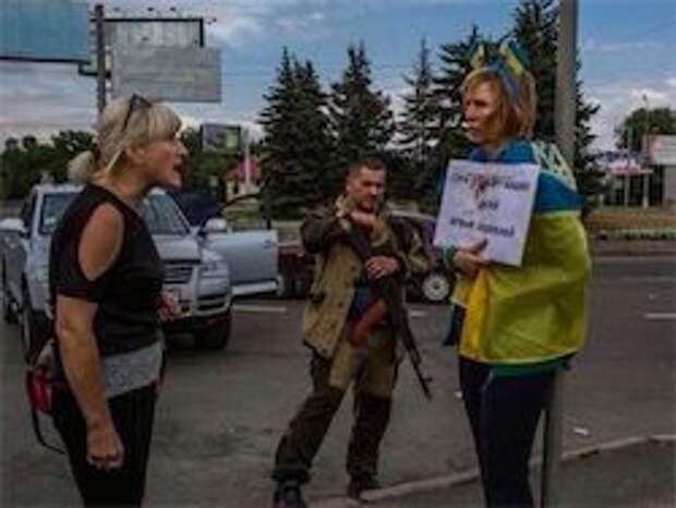 В Донецке поставили к столбу позора наводчицу карателей В Донецке поставили к столбу позора наводчицу карателей