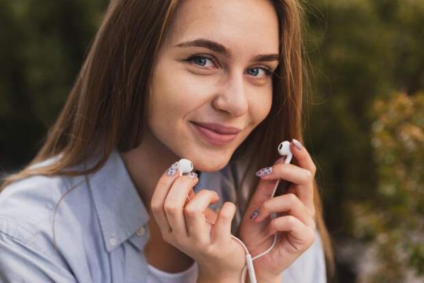 Naushniki-AirPods-768x513.jpg