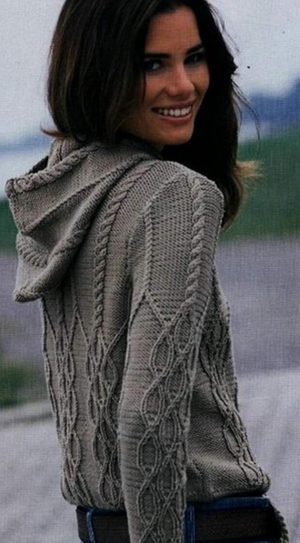 Пуловер с капюшоном спицами