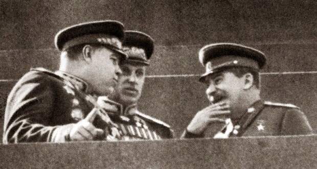 Маршал Василевский и генералиссимус Сталин. Источник изображения: https://vk.com/denis_siniy