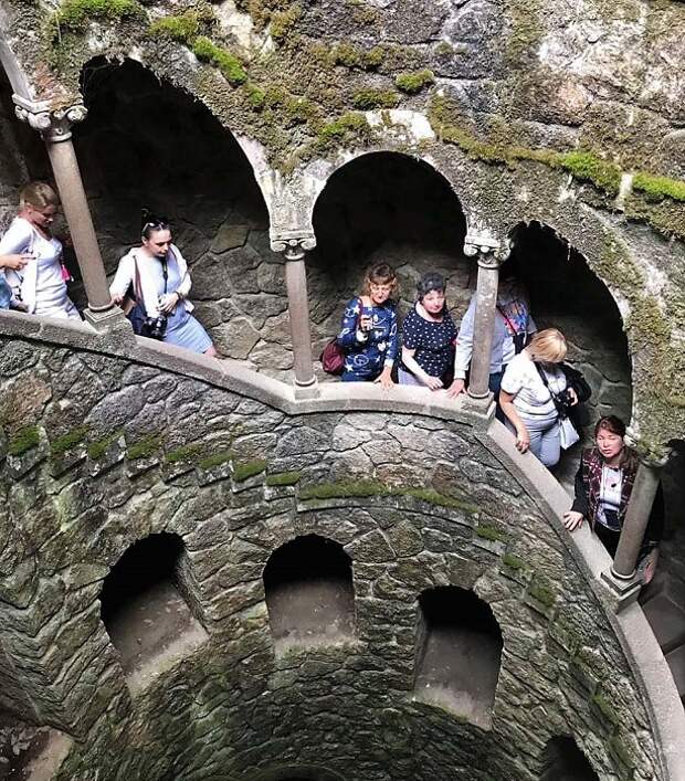 Спуск вниз – путь к самопознанию и перерождению (Quinta da Regaleira, Колодец Посвящения). | Фото: dergachev-va.livejournal.com.