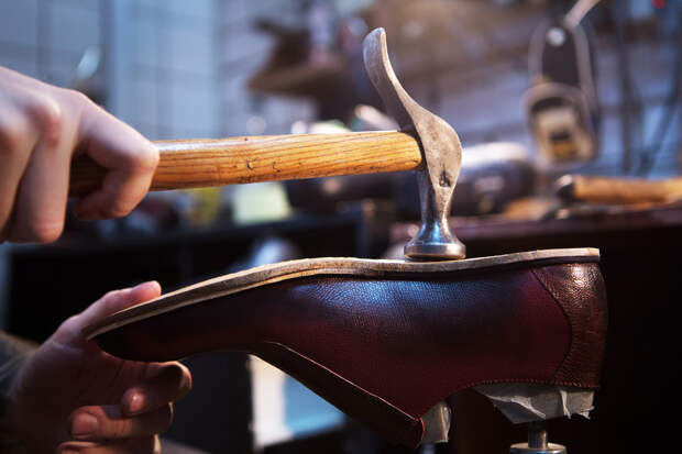 Не спешите выбрасывать: 3 признака, что вашей обуви нужна реставрация