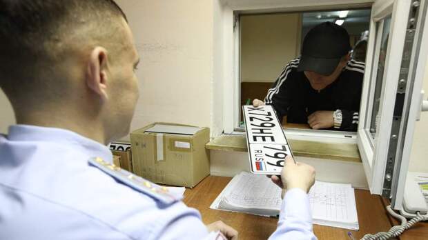 Флаг им в знаки: автомобилистов обязали демонстрировать госсимволику