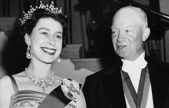 Исторические фото Елизаветы II и 15 американских и советских президентов