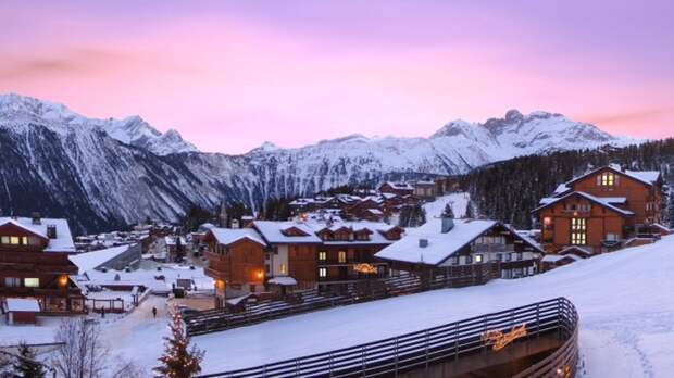 "Всё уничтожено": Уже 2 дня горит отель в Куршевеле, где гуляли "Рандеву". Следы зачищены?