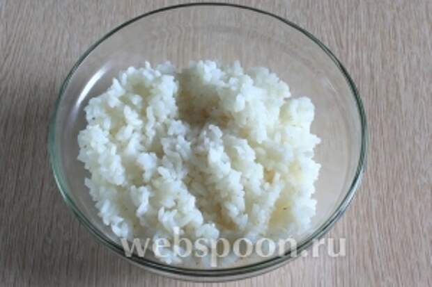 Отварить рис.