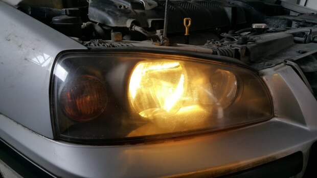 1. Hyundai Elantra XD (рефлекторная (на отражателе) фара, с колпачком), до установки Led ламп, стоят «Lynx yellow», машина не заведена. На фаре наклеена «броня» пленка. ближний свет, лампа, светодиод, фара