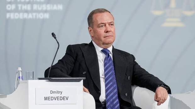 «В агонии»: Медведев назвал режим Зеленского диктаторским