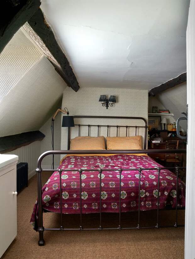 В другой гостевой спальне стоит одна двухспальная кровать (и тоже железная)