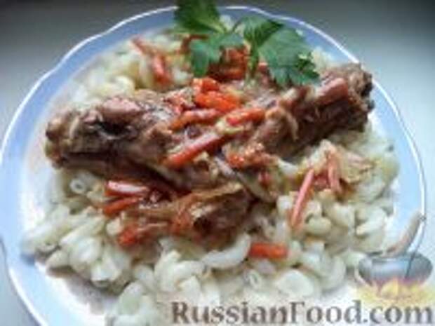 Фото к рецепту: Кролик, тушенный с овощами, в сметане