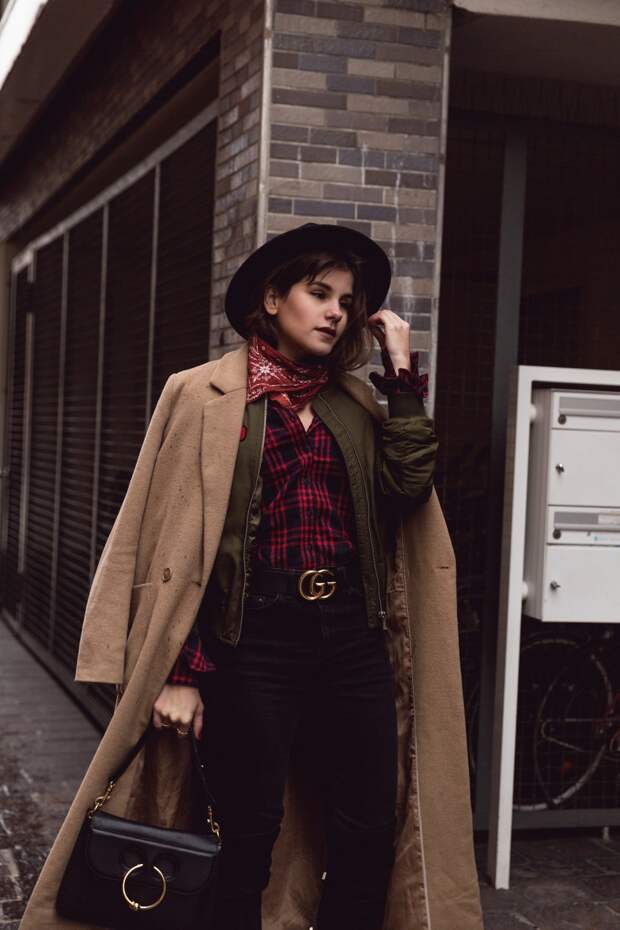 the-fashion-fraction-swiss-fashion-blogger-schweizer-mode-blog-over-the-knee-boots-styling-plaid-shirt-camel-maxi-coat-jw-anderson-pierce-bag-winter-outfit-7