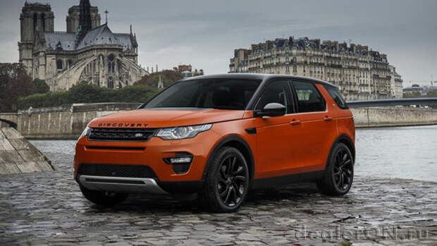 Внедорожник Лендровер Дискавери Спорт (Land Rover Discovery Sport) в Париже