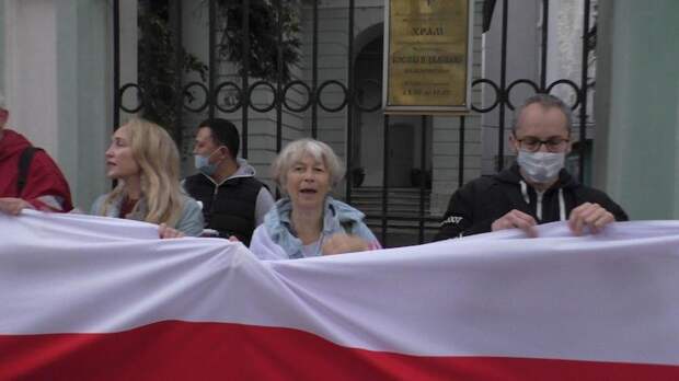 Московские коллаборанты устроили под посольством Белоруссии замайданную вакханалию Московские коллаборанты устроили под посольством Белоруссии замайданную вакханалию