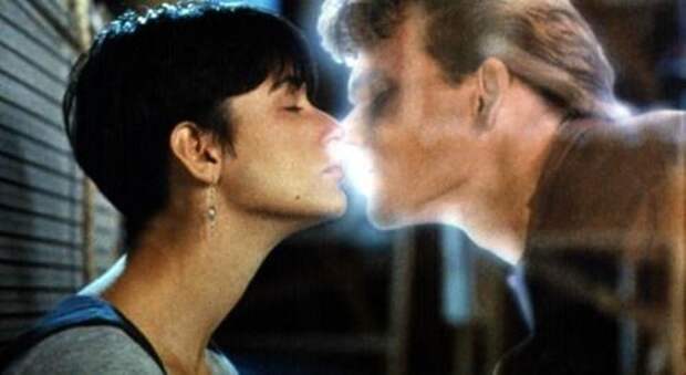 <B>Привидение (1990)</B><BR> Финальная сцена легендарной картины - трогательное прощание Молли и Сэма в лучах света, - как и главная песня фильма, «Unchained Melody», в исполнении дуэта The Righteous Brothers, стала поистине бессмертной. Самые культовые сцены мирового кинематографа
