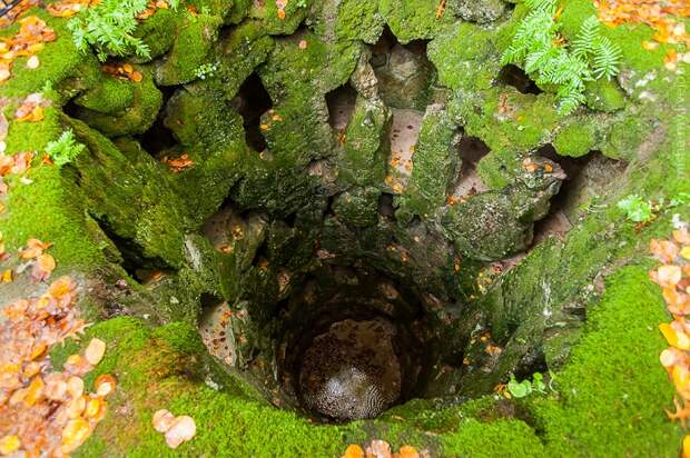 На территории дворцово-паркового комплекса обнаружен еще один колодец (Quinta da Regaleira, Португалия). | Фото: ru-travel.livejournal.com.