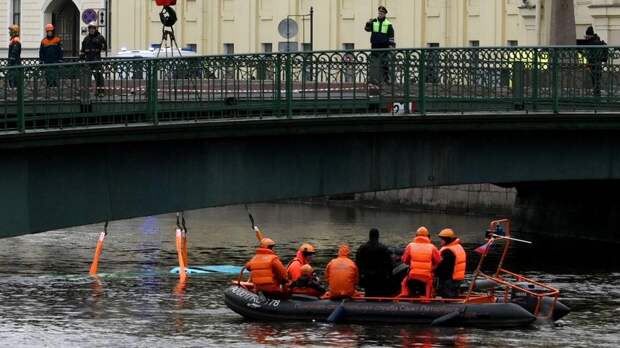 СК: число погибших при падении автобуса в реку в Петербурге выросло до семи